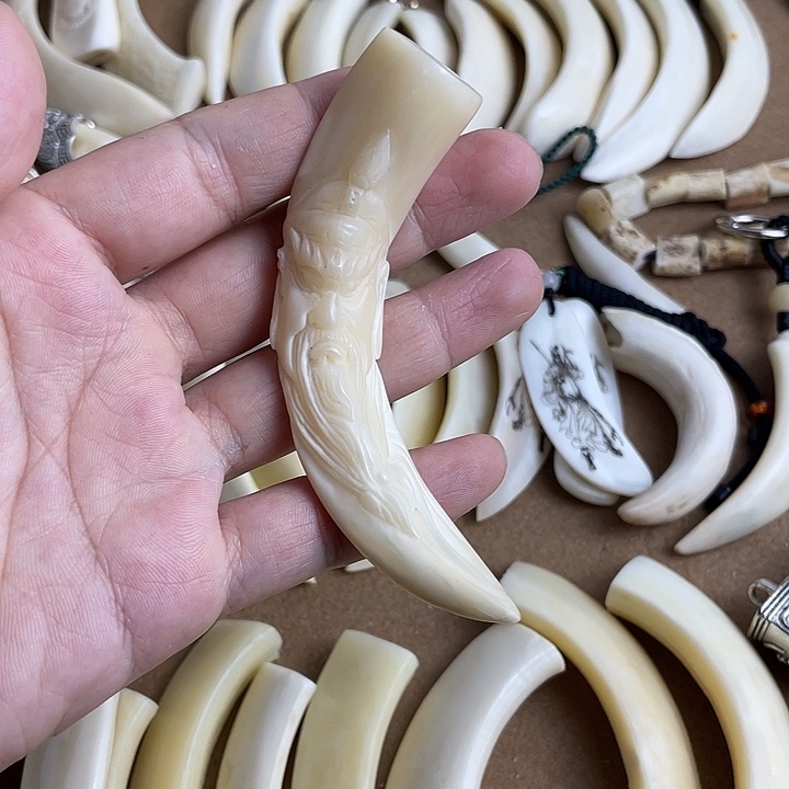 猪牙把件猪牙獠牙手工雕刻《关公》手把件微瑕疵处理价