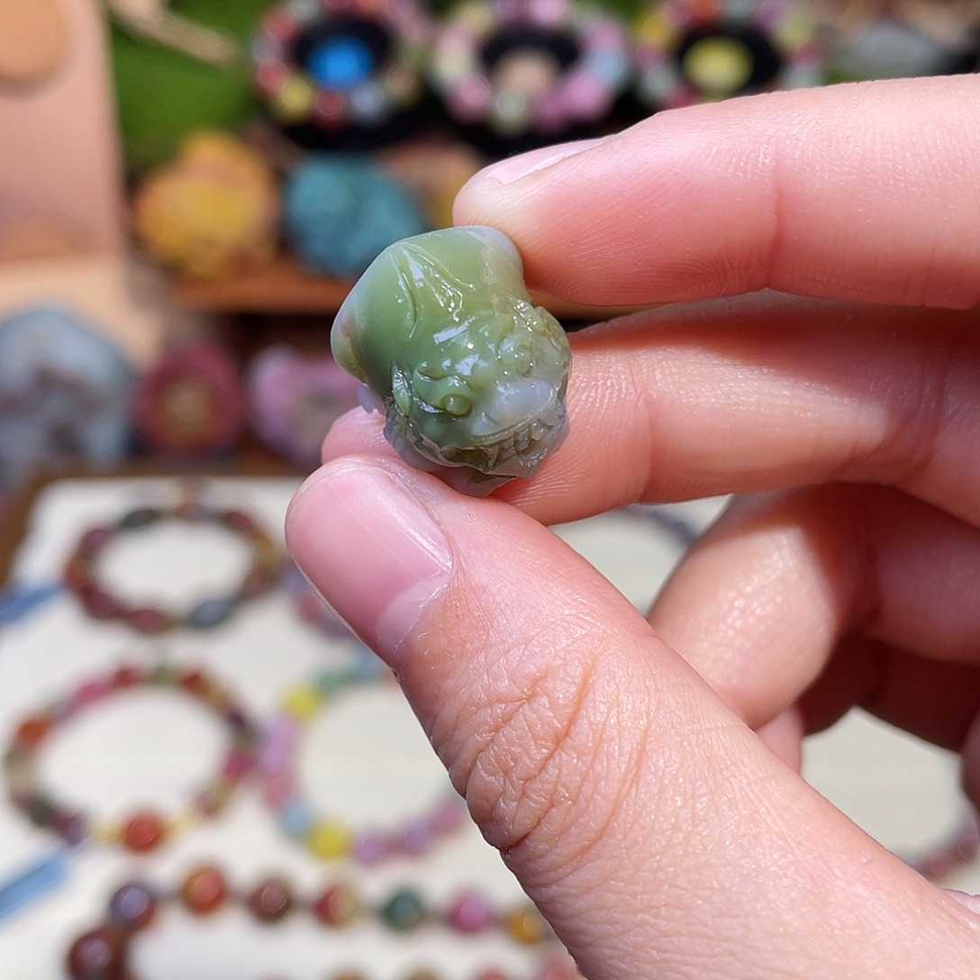 玛瑙/玉髓未镶嵌珠宝半成品盐源玛瑙青绿色貔貅