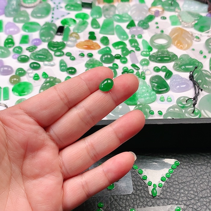 翡翠颈饰未镶嵌自****翡翠