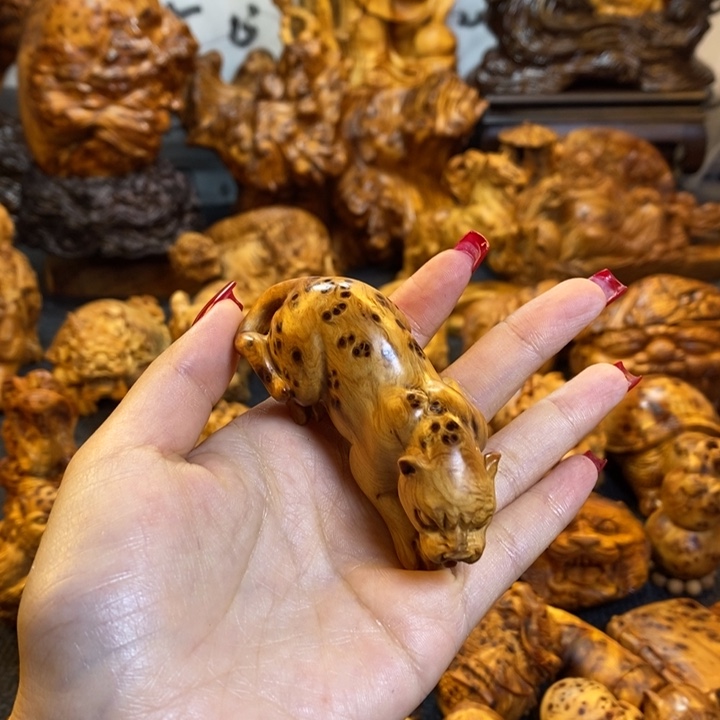 包***容崖柏豹子手把件手把件手把件