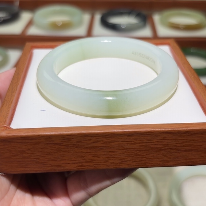 未镶嵌手镯和田玉且末料白底一抹翠55-56