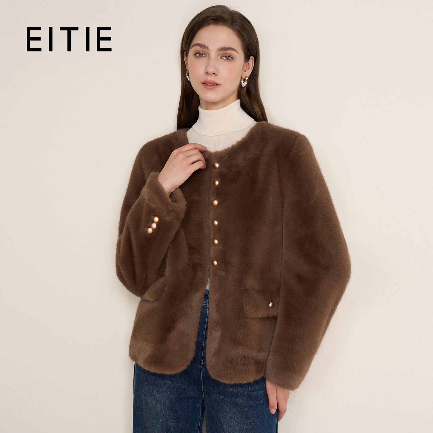EITIE爱特爱巧克力色秋冬氛围感圆领短款环保皮外套D2503923