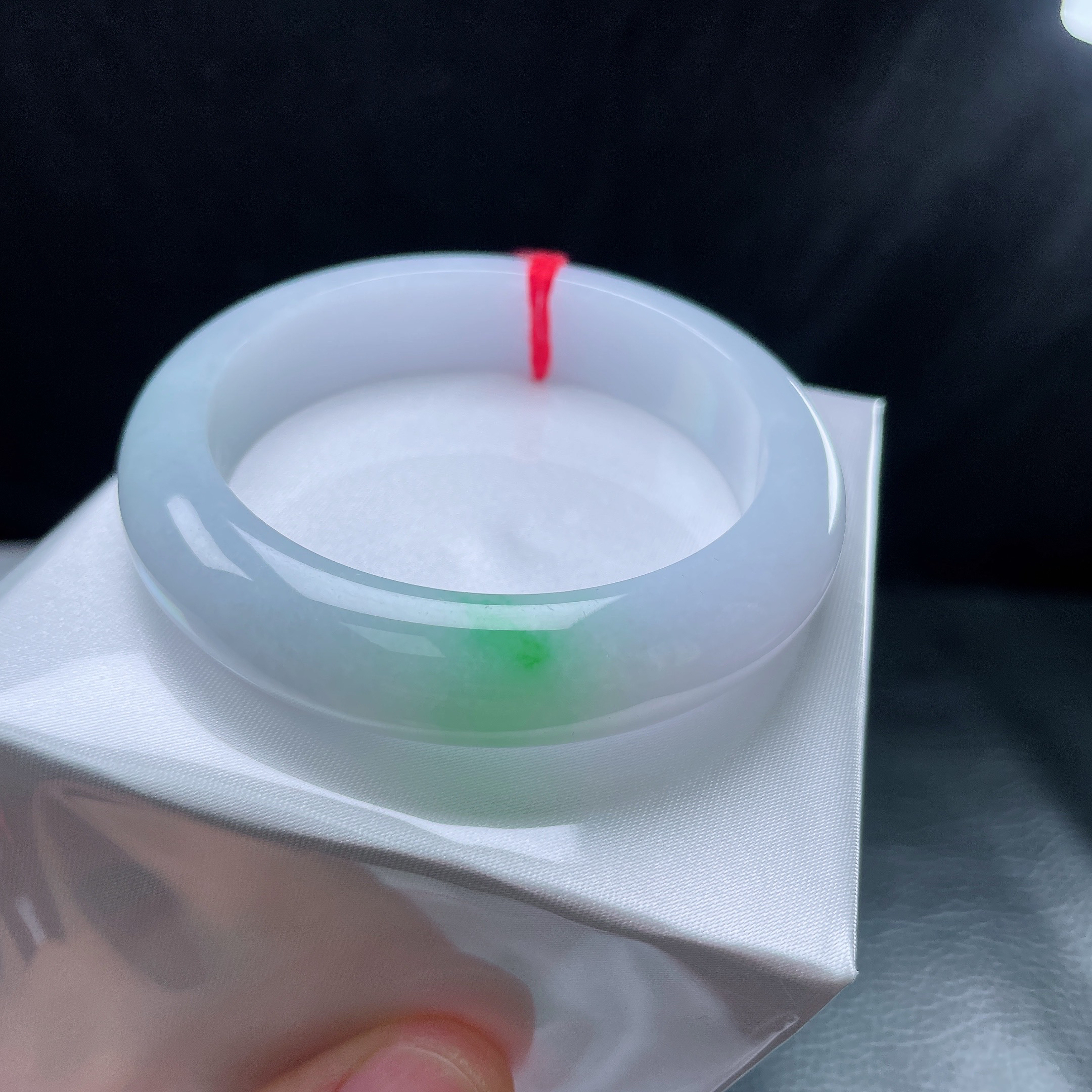 54圈糯化飘阳绿宽边手镯 细纹