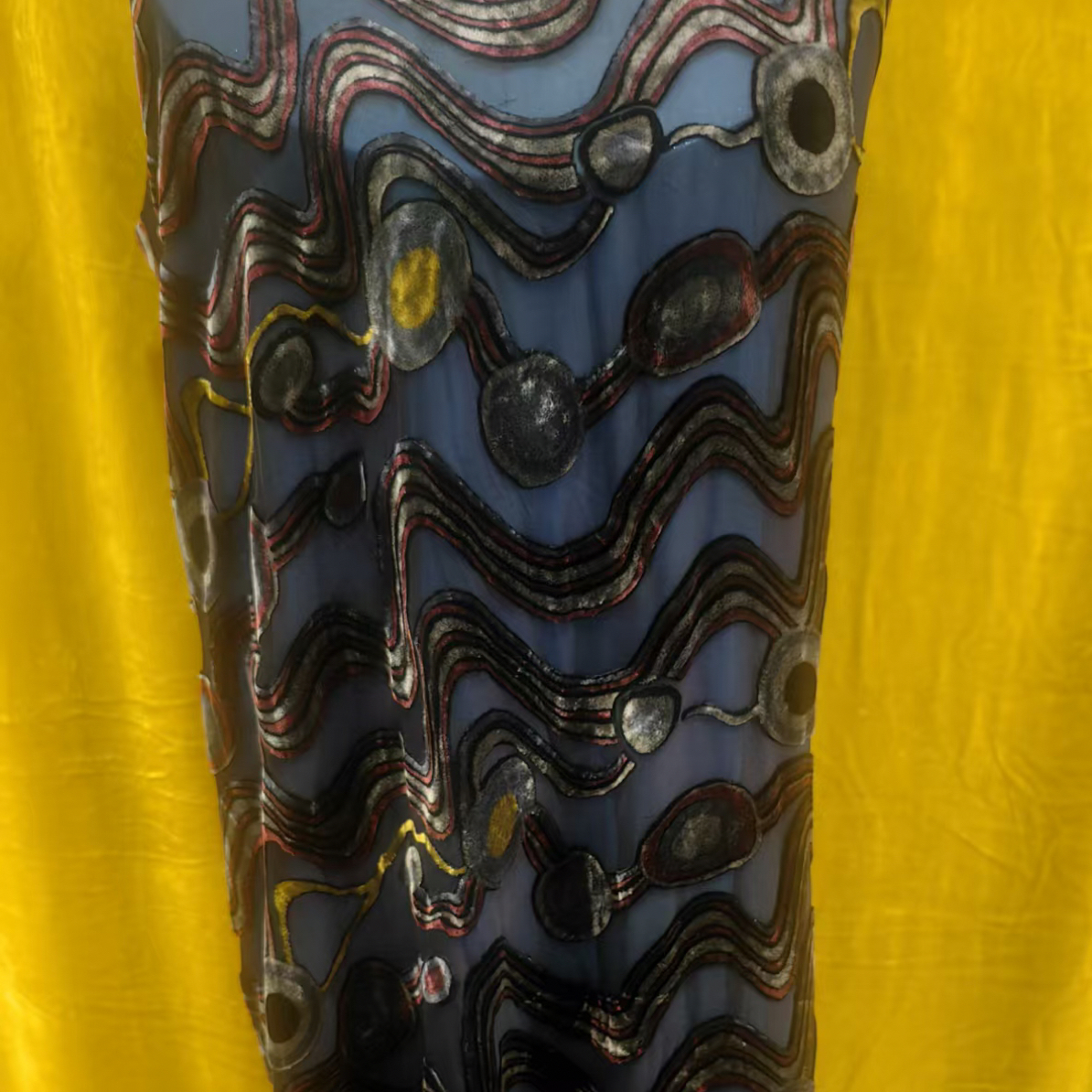 100桑蚕丝底板的不规则条形镂空面料