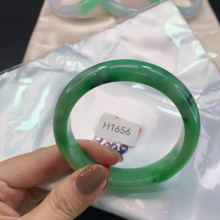 翡翠手镯未镶嵌夏***。天然翡翠手镯04