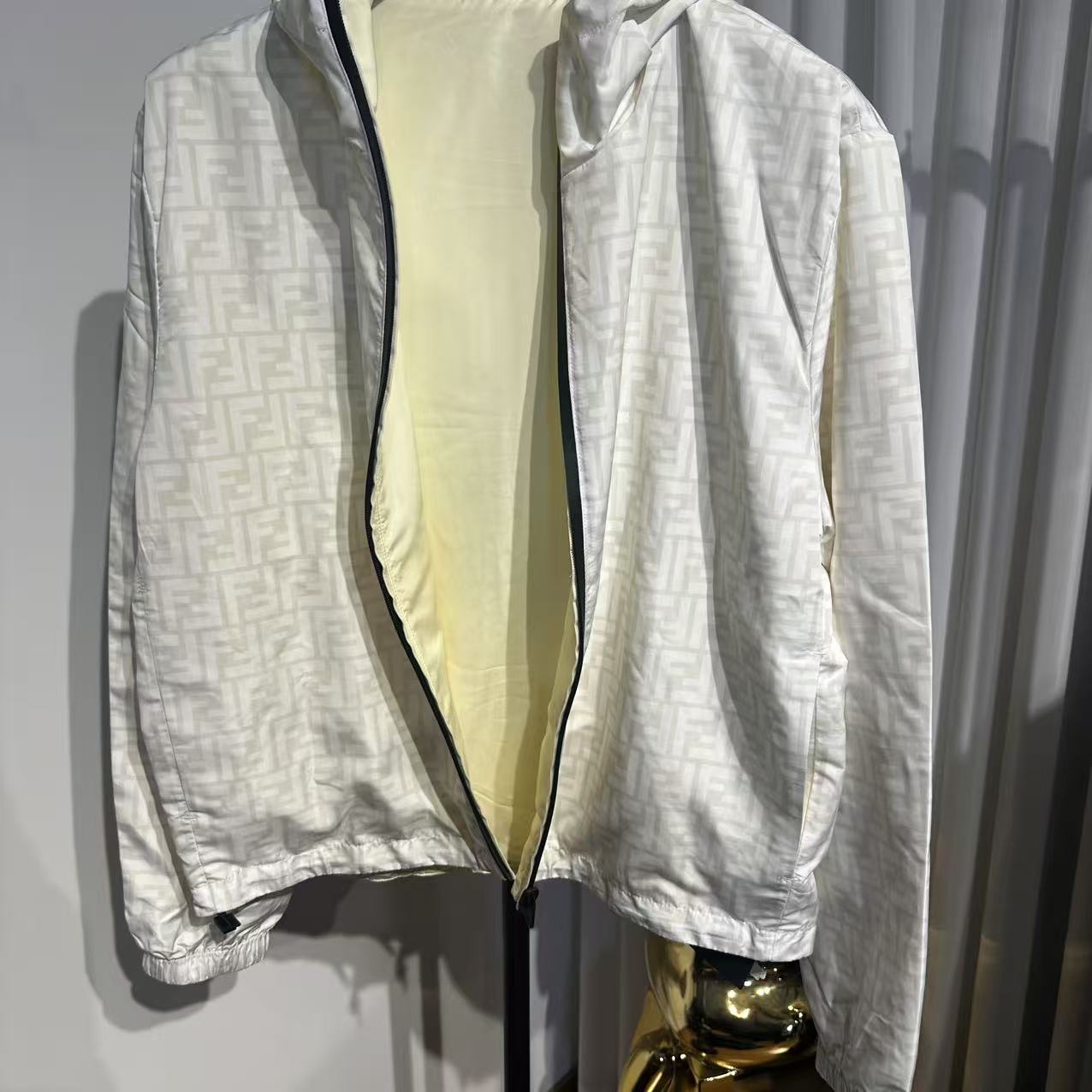 99新 FENDI/芬迪 双面穿白老花外套 244