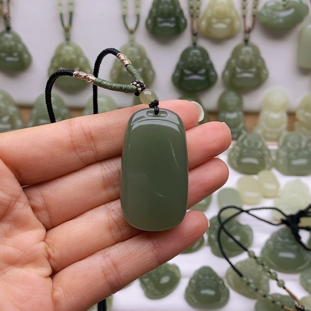 和田玉颈饰未镶嵌画****?