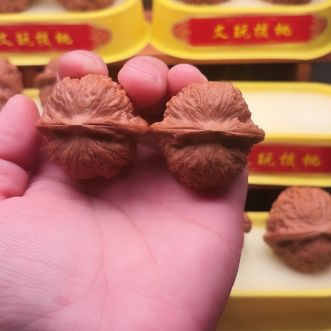 文玩核桃吊坠血麒麟