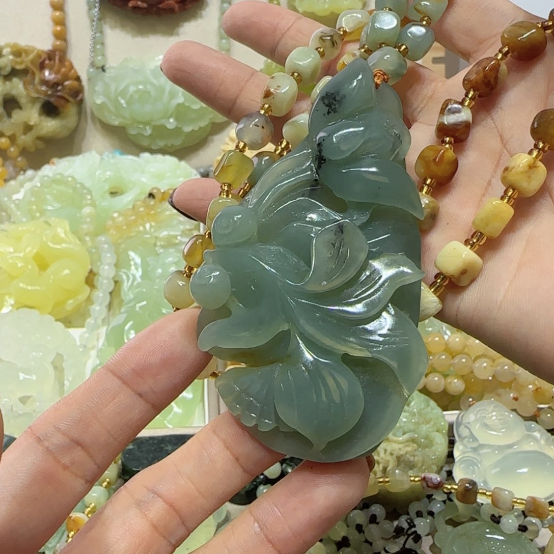 未镶嵌蛇纹石玉吊坠