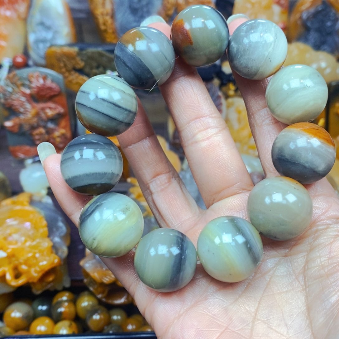 未镶嵌石英质玉（黄龙玉）颈饰