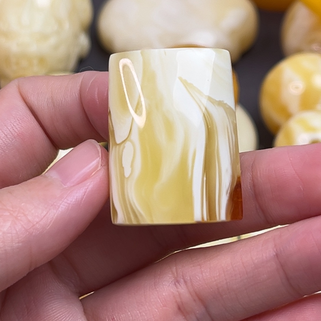 琥珀裸石未镶嵌无事牌