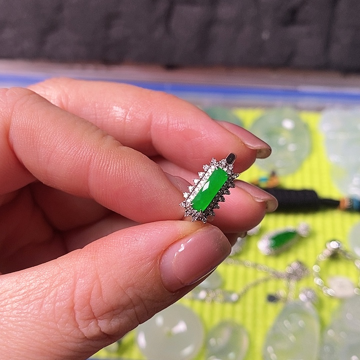 翡翠颈饰18K金镶嵌戒指