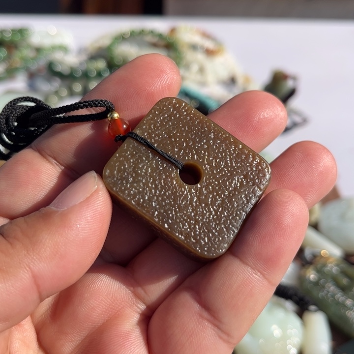 和田玉颈饰未镶嵌