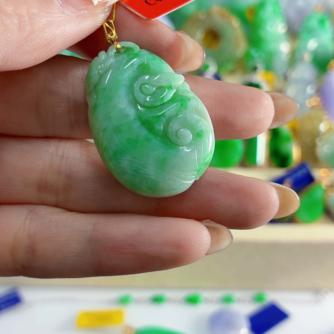 翡翠18K金镶嵌颈饰