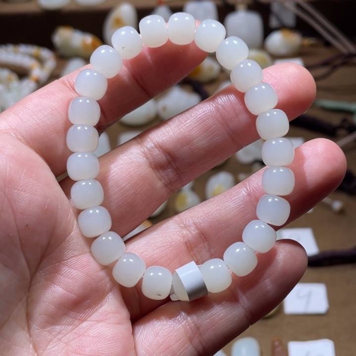 在***口和田玉未镶嵌颈饰