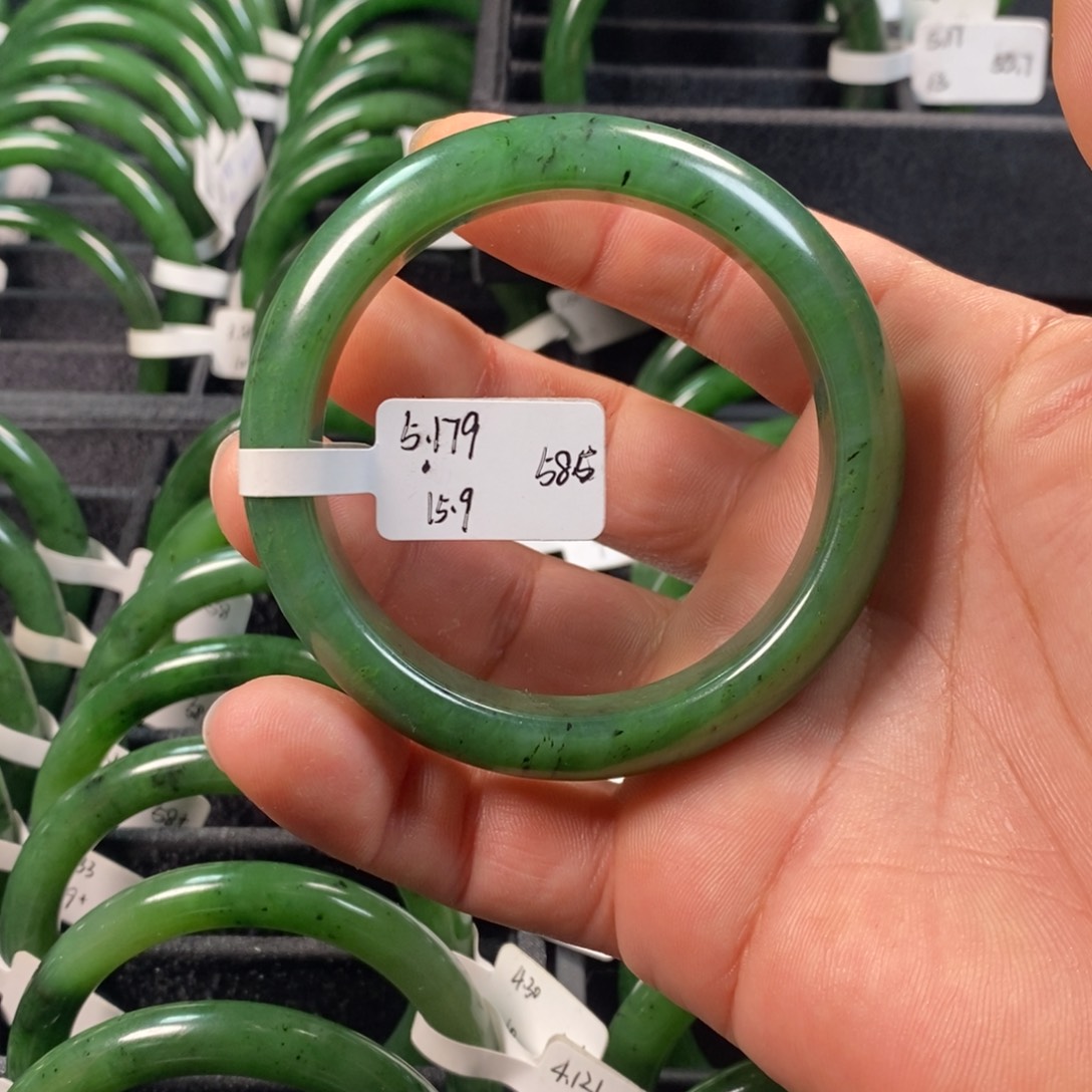 汤***汤和田玉（碧玉）未镶嵌手镯微瑕