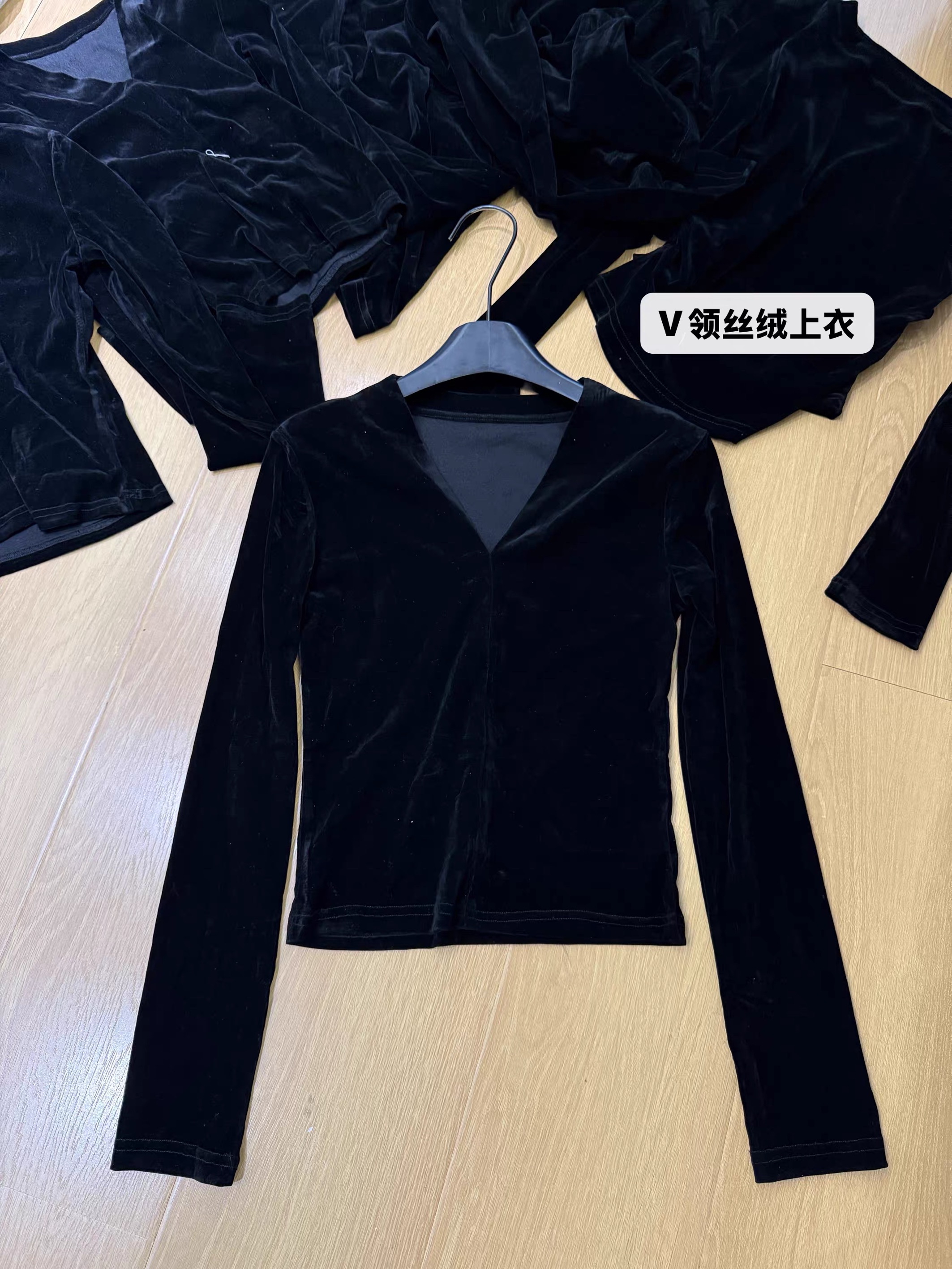 80100 常规法式长袖丝绒V领T恤上衣打底黑色百搭