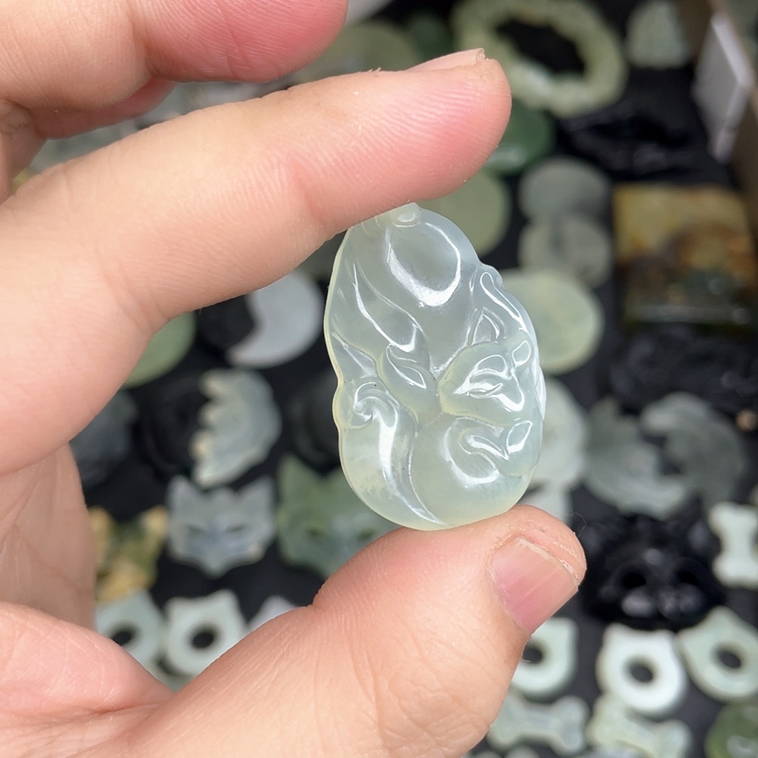 岫玉未镶嵌颈饰狐狸