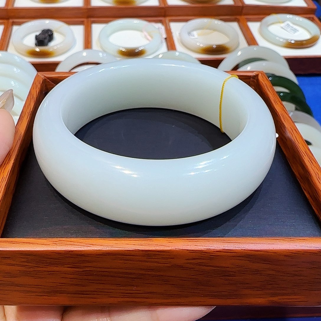 和田玉手镯未镶嵌月****^