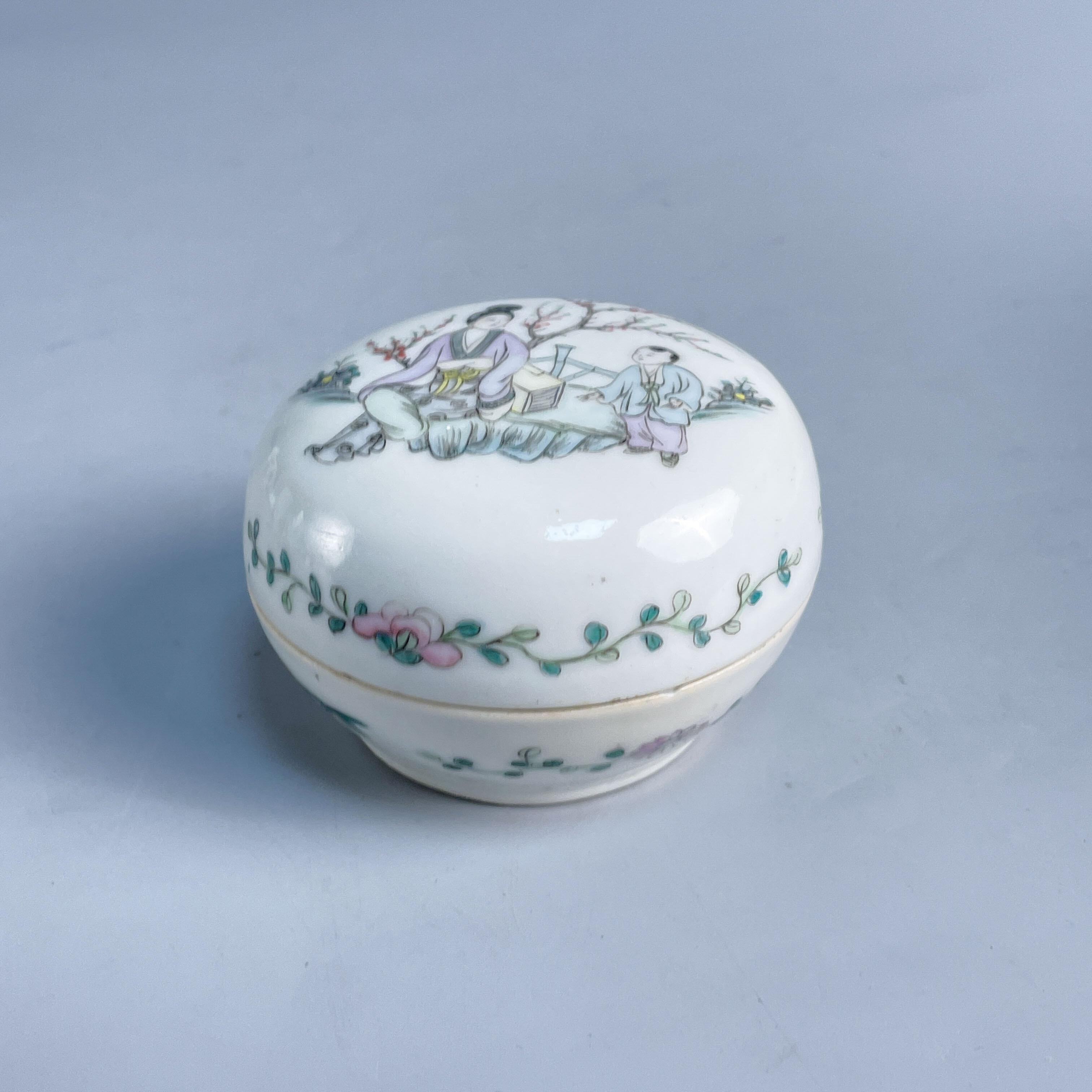 M25HH002D89 - 民国粉彩人物纹盖盒