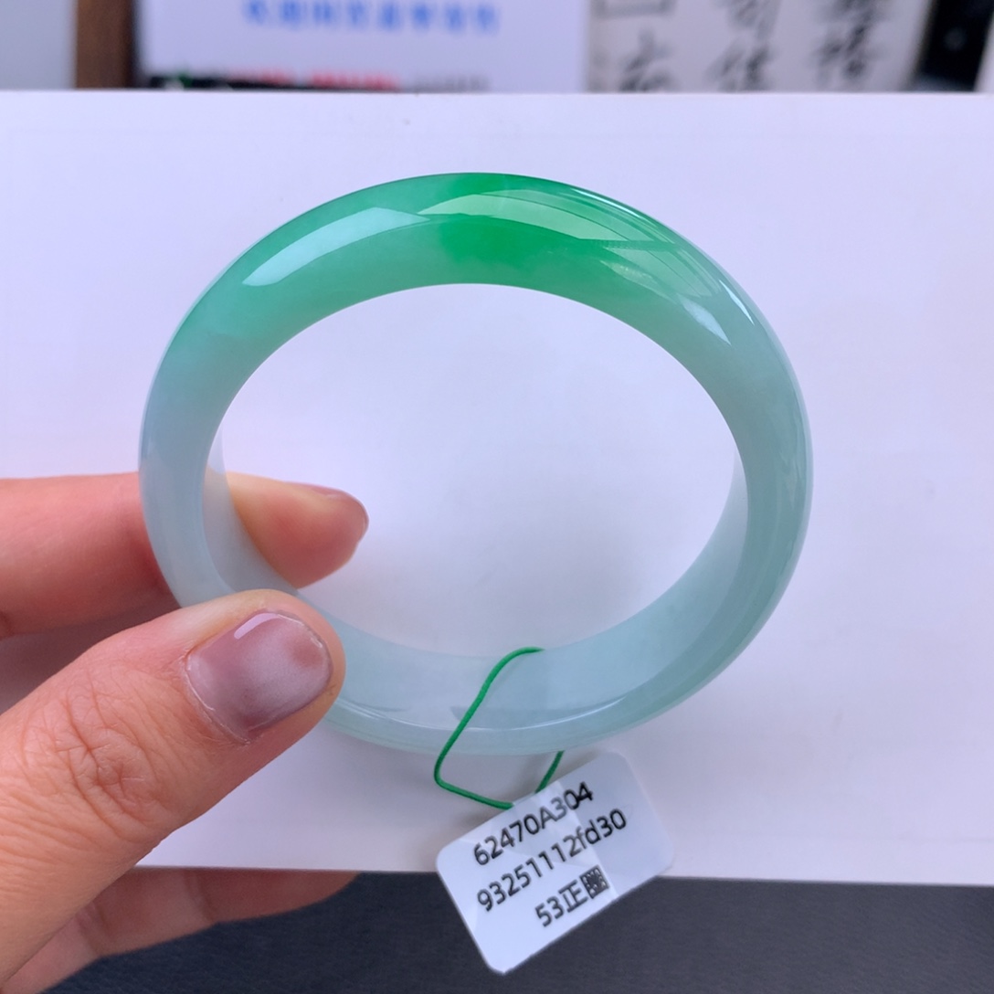 翡翠未镶嵌手镯种老肉细白底青性价比【微瑕捡漏】