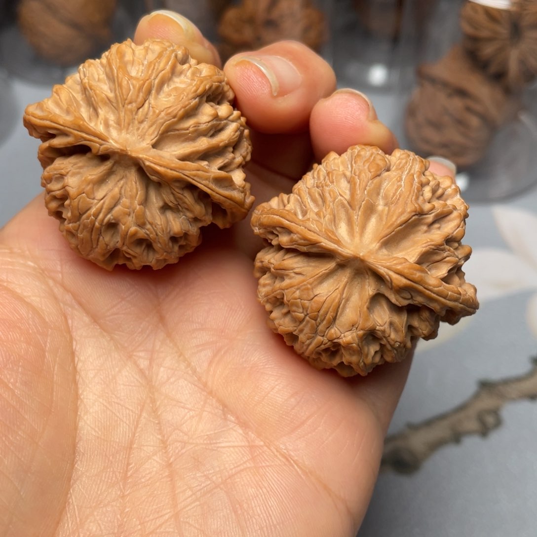【闪购商品】文玩核桃吊坠炸***吃苹果………