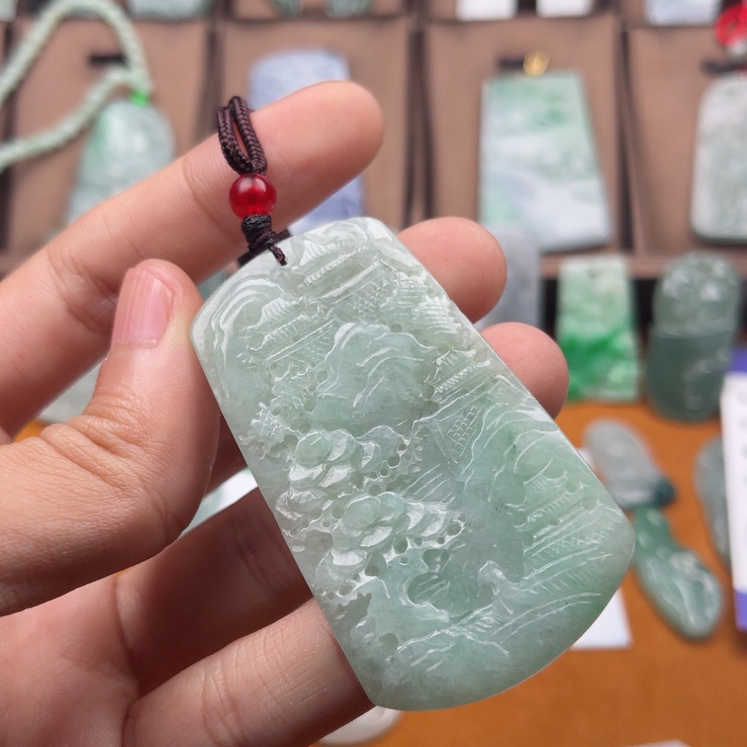 翡翠颈饰未镶嵌山水