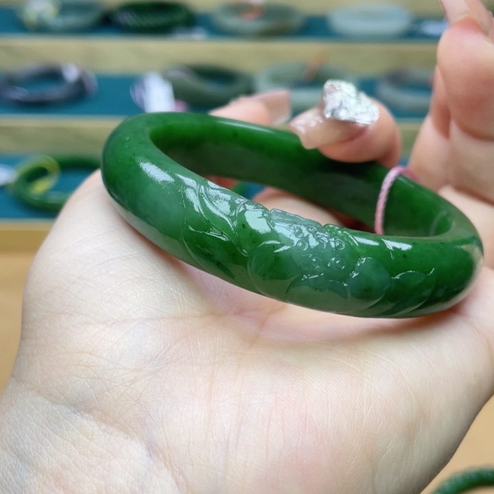 和田玉手镯57圈口。编号11未镶嵌