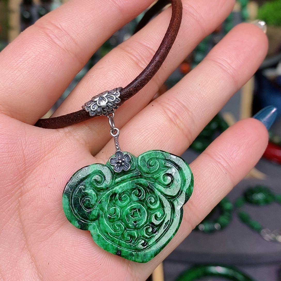 翡翠颈饰未镶嵌漂亮美眉