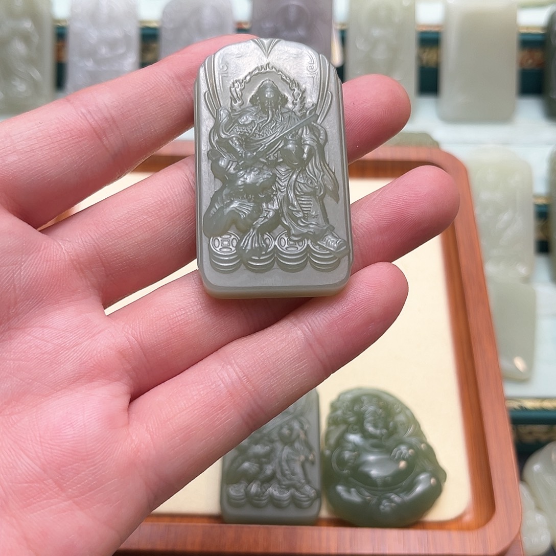 y***运和田玉未镶嵌颈饰