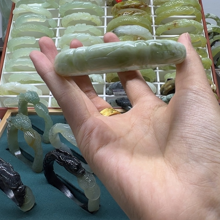 樊***姐蛇纹石玉未镶嵌手镯