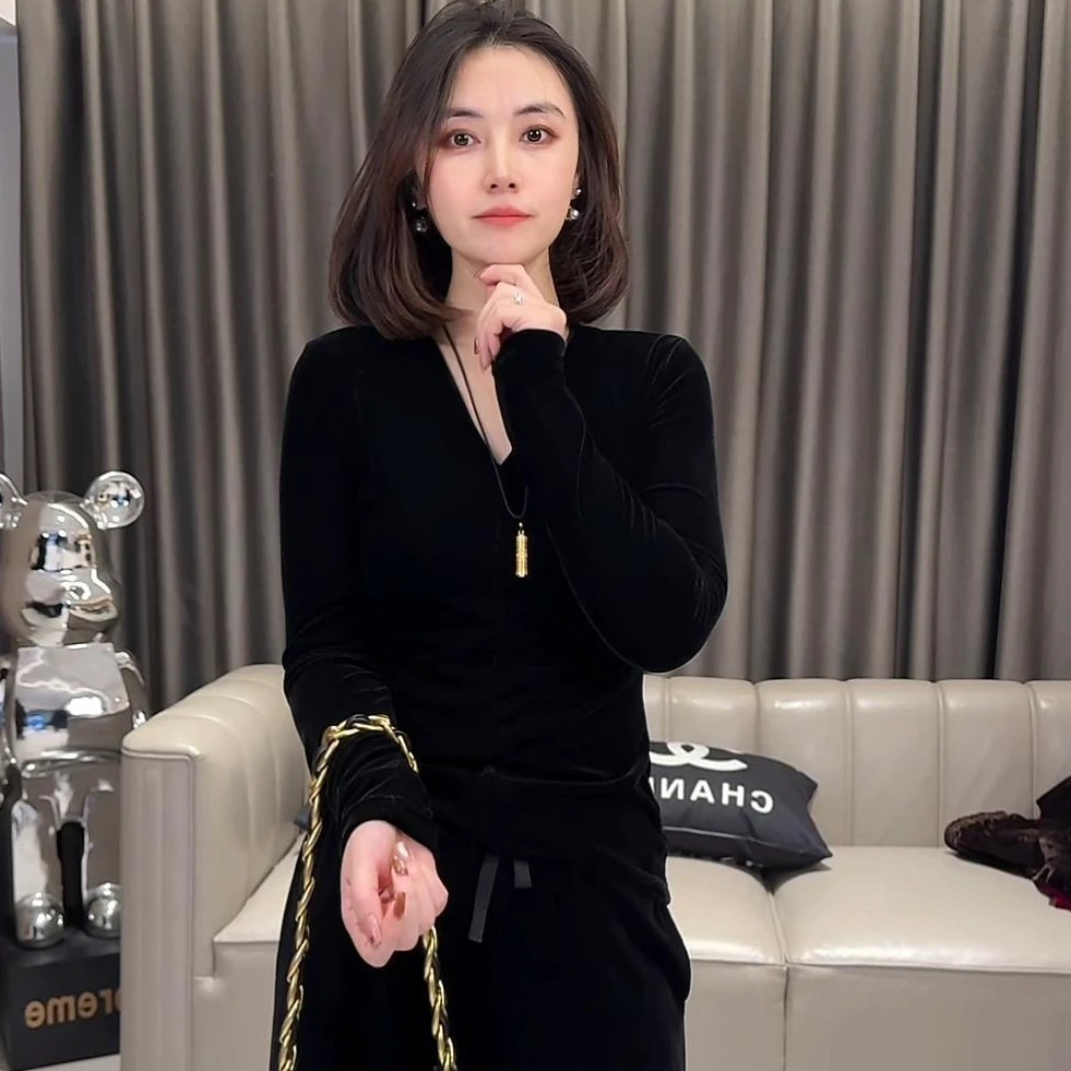 2025年新款丝绒V领长袖极简轻奢显瘦气质修身时尚