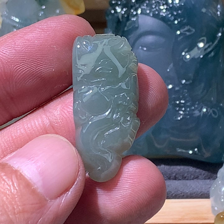 翡翠未镶嵌颈饰小龙鱼