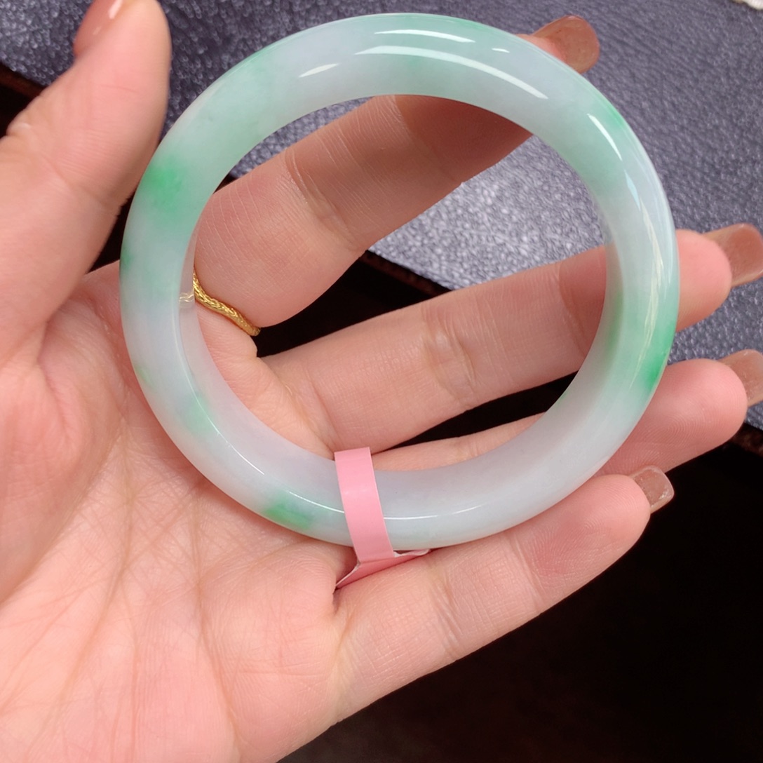 翡翠手镯未镶嵌菲**常翡翠