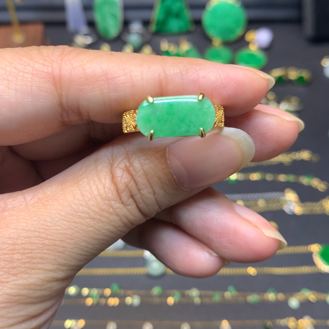 翡翠未镶嵌颈饰介子