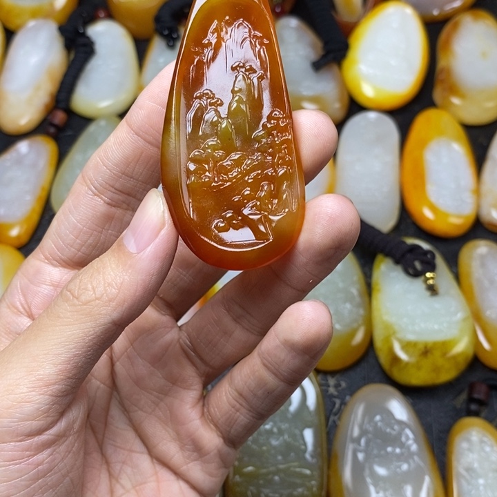 路***的和田玉未镶嵌颈饰