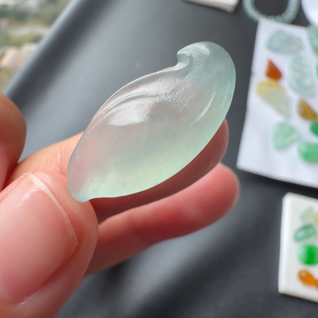 定制翡翠未镶嵌冰种蓝随行