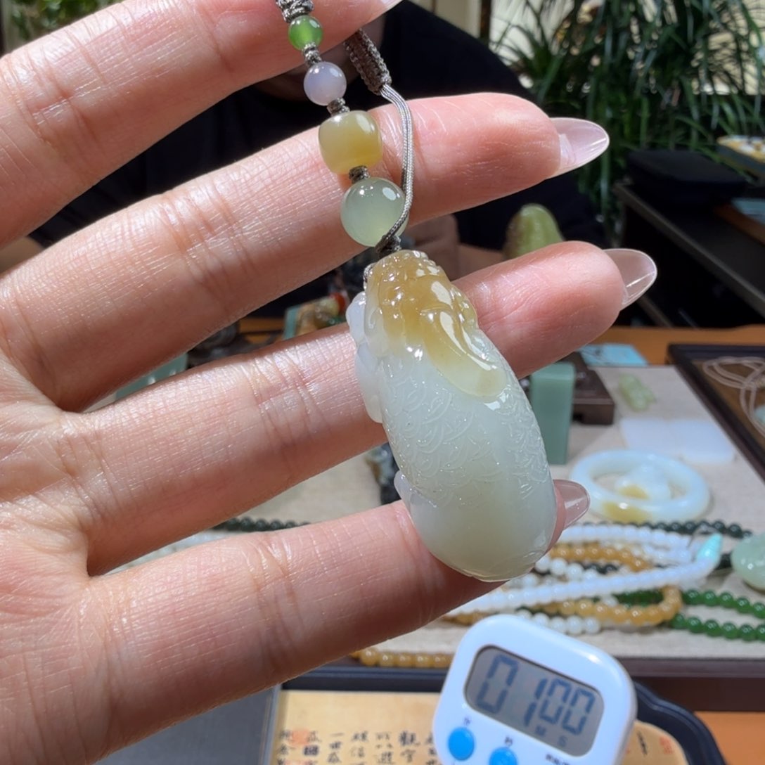 和田玉挂件未镶嵌?****"