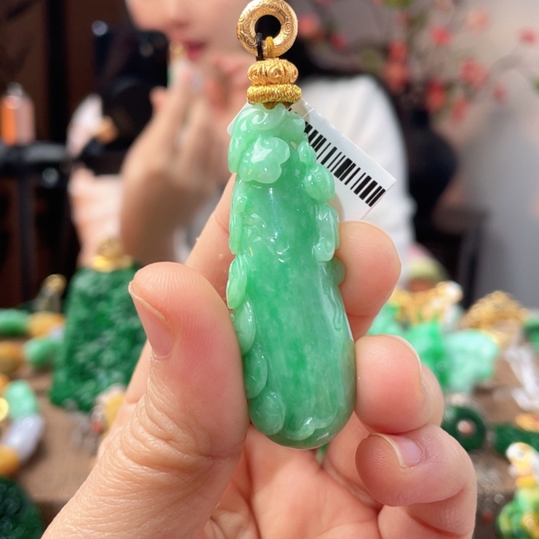 翡翠未镶嵌吊坠(赠链)福利