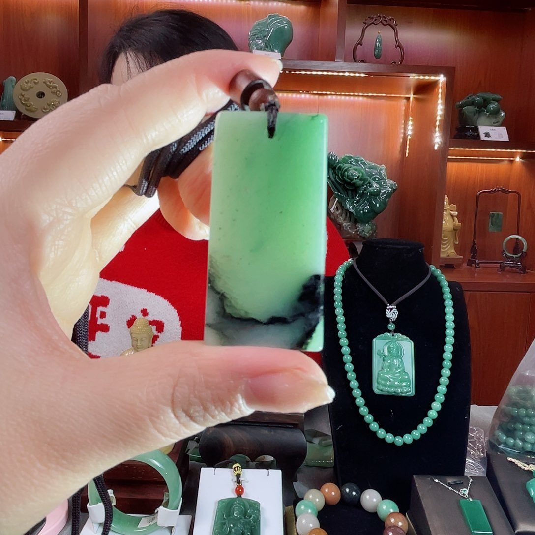 密玉（石英质玉）颈饰未镶嵌