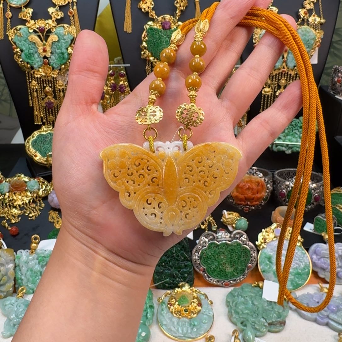 翡翠未镶嵌颈饰蝴蝶吊坠