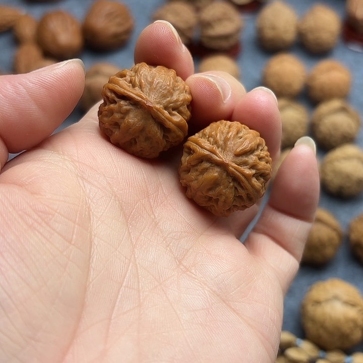 文玩核桃把件旺珊瑚纹八棱手捻1678