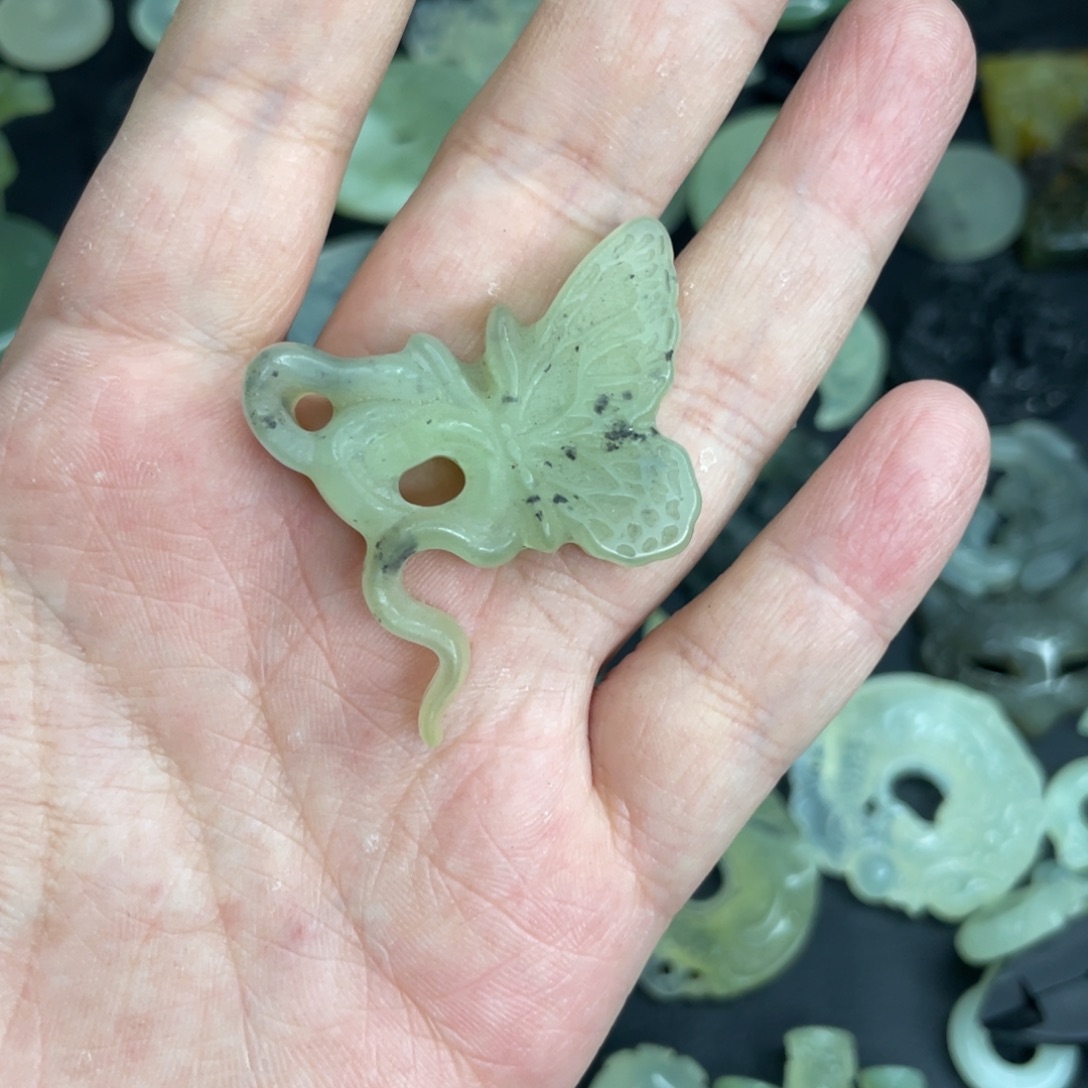 岫玉未镶嵌颈饰蛇蝶