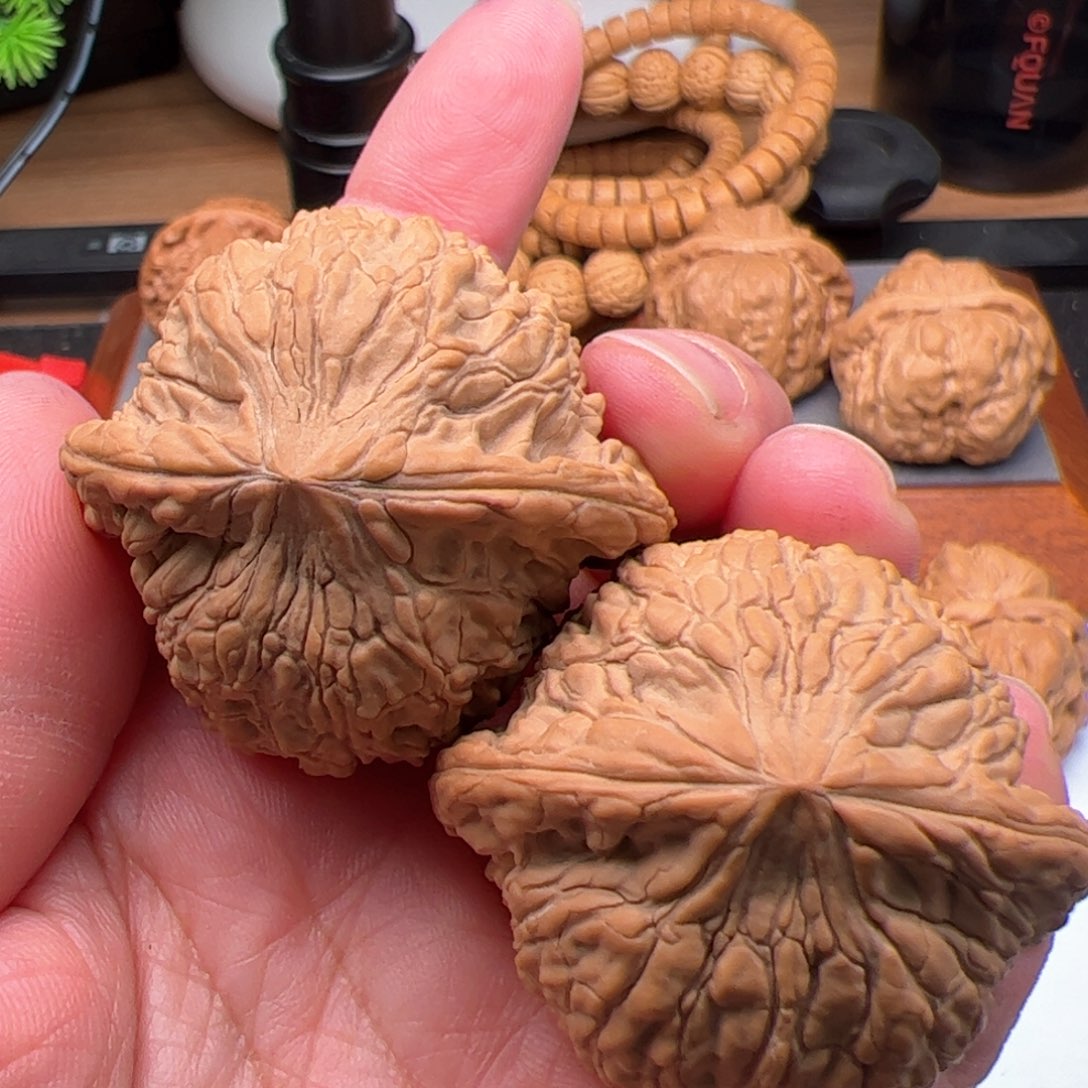 文玩核桃把件泥鳅红