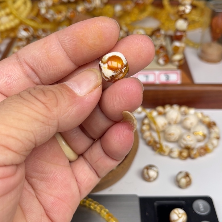 琥珀裸石未镶嵌杨*花18号