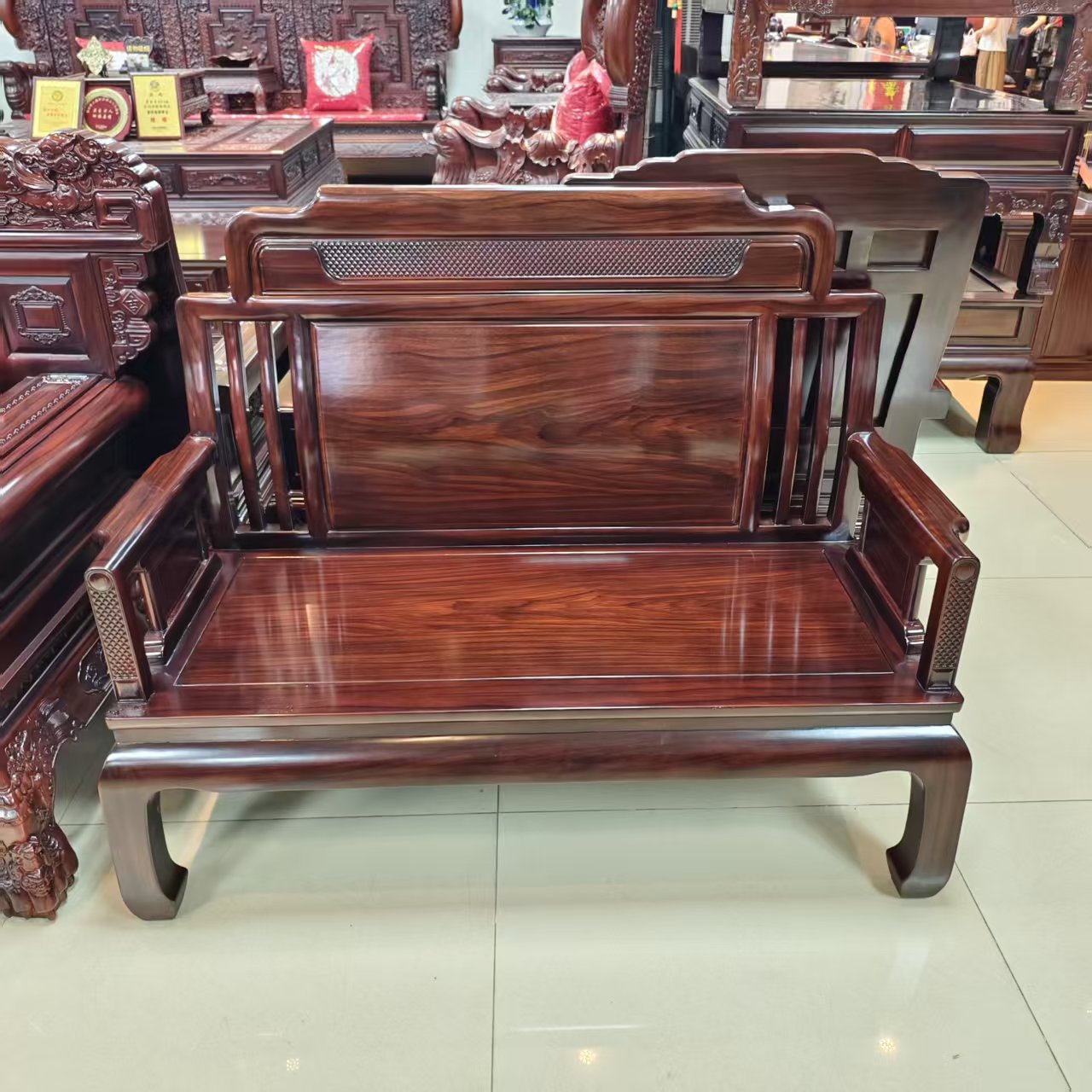 酸枝木 方块纹靠头双人位尺寸：长135宽62坐高40背高104