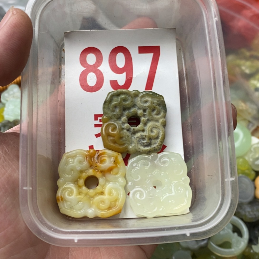 蛇纹石玉挂坠未镶嵌