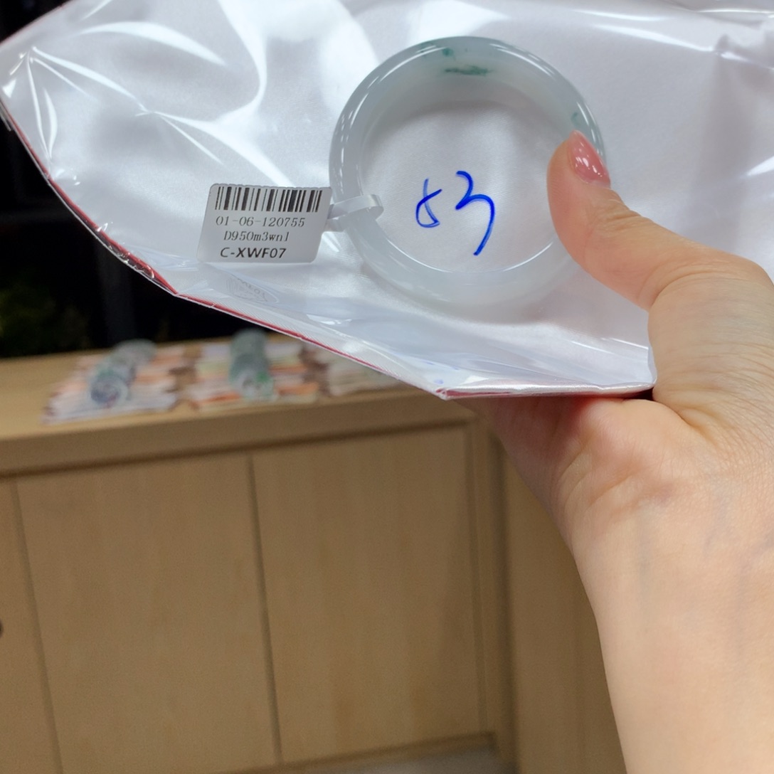 翡翠手镯未镶嵌不退不换