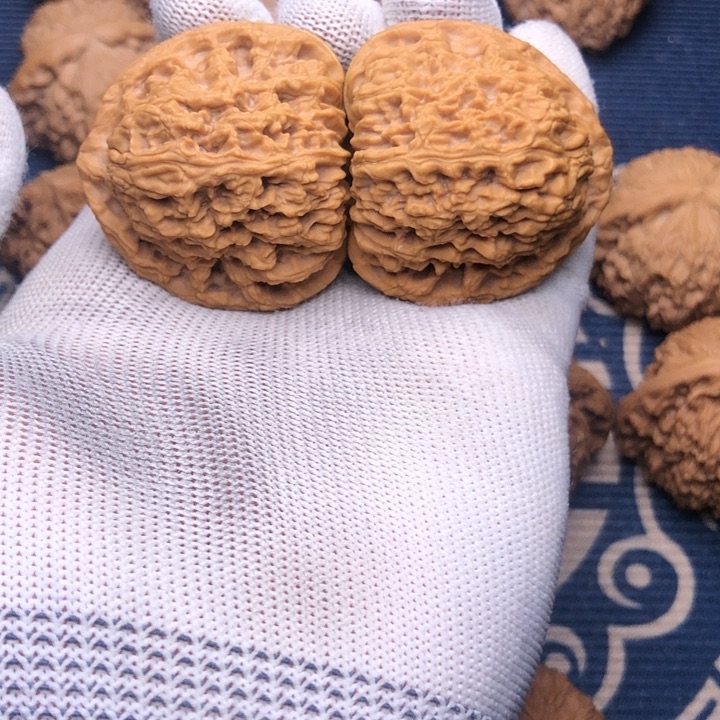 文玩核桃吊坠泉*娃南疆石