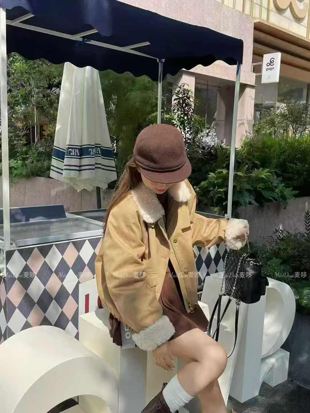 522区8817浅驼色拉链加系扣复古毛领外套